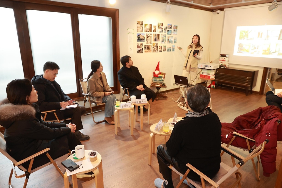 오영주 중기부 장관은 6일(목) 서울 종로구에 위치한 북촌 계동길 골목형 상점가와 광진구에 위치한 건리단길 골목형 상점가를 연이어 방문하며, 골목형 상점가 운영현황을 점검하고 상인들의 민생현안을 청취했습니다.