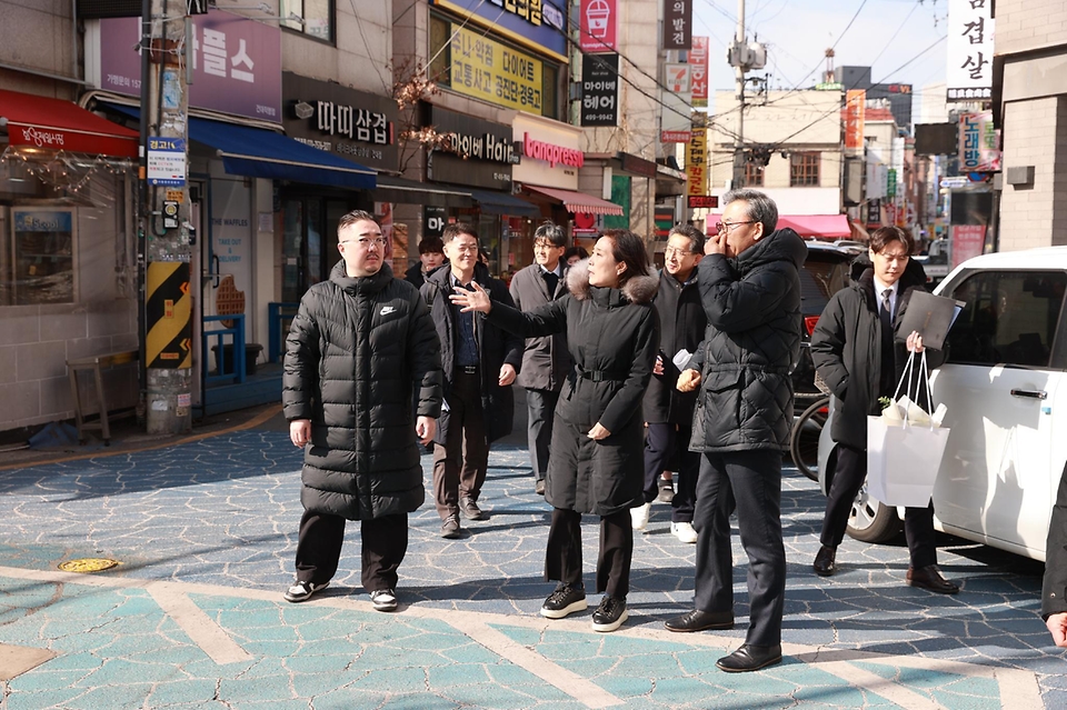 오영주 중기부 장관은 6일(목) 서울 종로구에 위치한 북촌 계동길 골목형 상점가와 광진구에 위치한 건리단길 골목형 상점가를 연이어 방문하며, 골목형 상점가 운영현황을 점검하고 상인들의 민생현안을 청취했습니다.