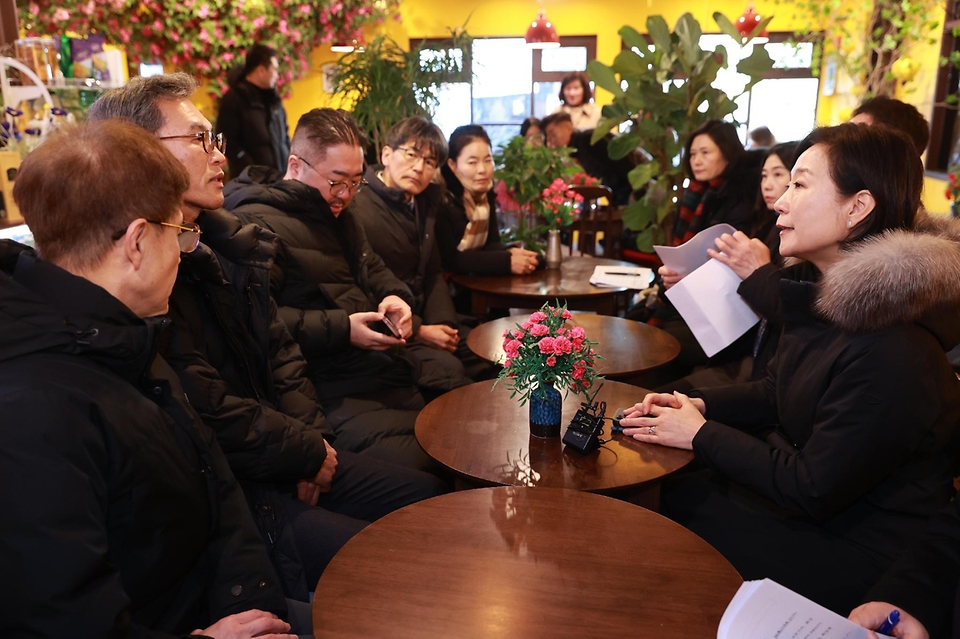 오영주 중기부 장관은 6일(목) 서울 종로구에 위치한 북촌 계동길 골목형 상점가와 광진구에 위치한 건리단길 골목형 상점가를 연이어 방문하며, 골목형 상점가 운영현황을 점검하고 상인들의 민생현안을 청취했습니다.