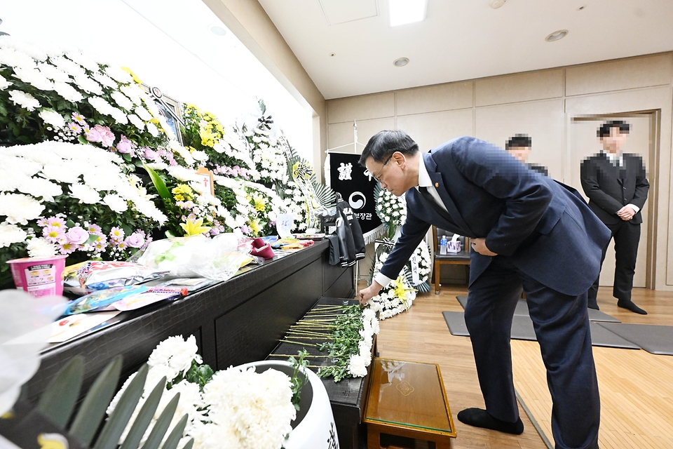 최상목 대통령 권한대행 부총리 겸 기획재정부 장관이 2월 12일 오후 대전 서구 한 장례식장에 마련된 대전 피살 피해자 고(故) 김하늘(8) 양의 빈소를 찾아 조문하고 있다.