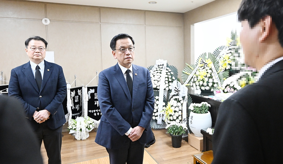 최상목 대통령 권한대행 부총리 겸 기획재정부 장관이 2월 12일 오후 대전 서구 한 장례식장에 마련된 대전 피살 피해자 고(故) 김하늘(8) 양의 빈소를 찾아 조문하고 있다.