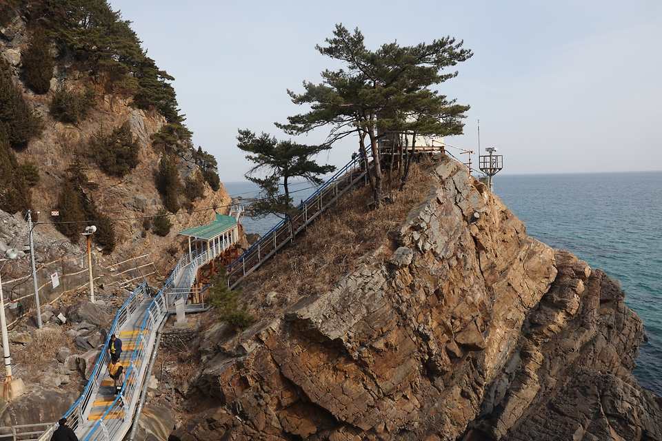 강원 강릉 대표 관광지 정동심곡 바다부채길이 문화체육관광부와 한국관광공사가 발표한 '2025~2026 한국관광 100선'에 최초로 선정됐다. 사진은 15일 강릉 정동심곡 바다부채길.