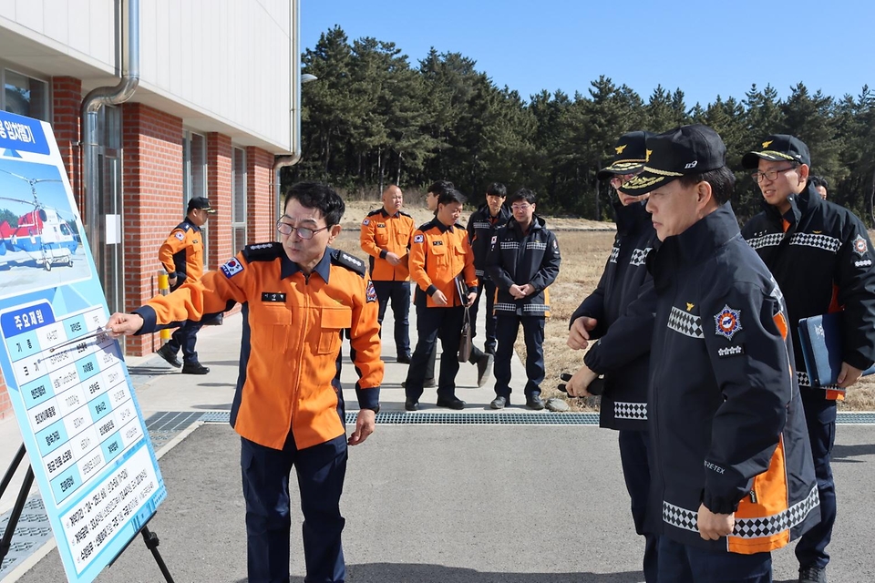 허석곤 소방청장은 20일 오전 강원도 강릉시 환동해특수대응단을 방문해 봄철 강원도 산림 화재 대비·대응태세를 점검했다.