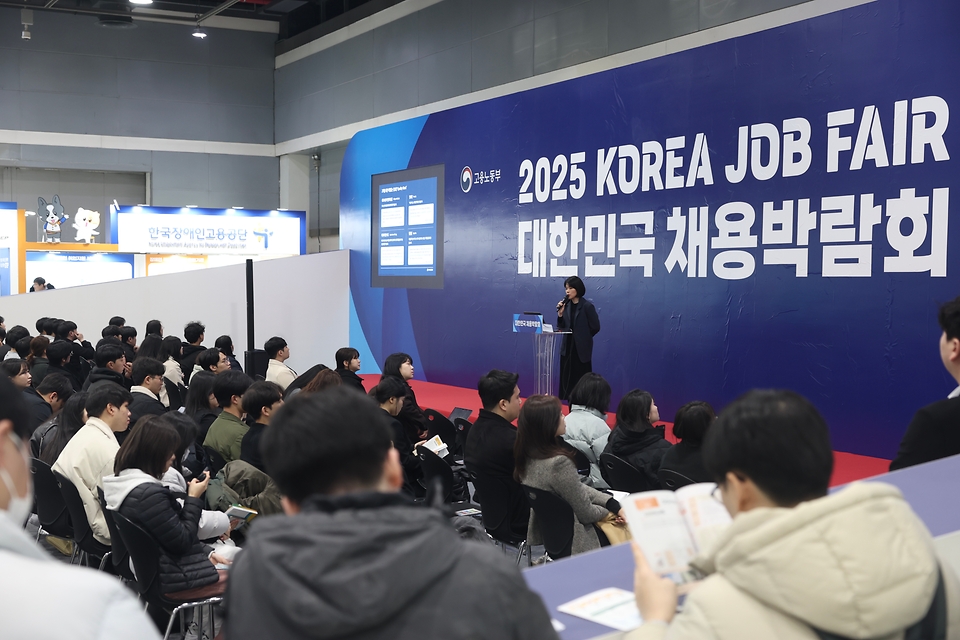 19일 서울 서초구 aT센터에서 열린 2025 대한민국 채용박람회에서 구직자들이 채용 정보를 듣고 있다. 