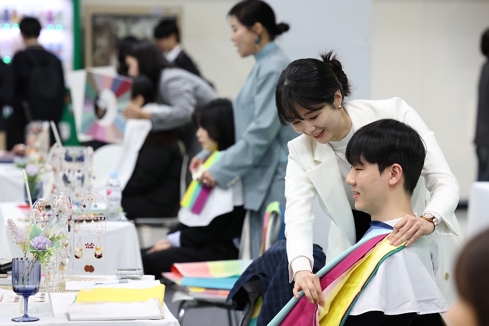 19일 서울 서초구 aT센터에서 열린 2025 대한민국 채용박람회에서 구직자들이 퍼스널컬러 진단을 받고 있다. 