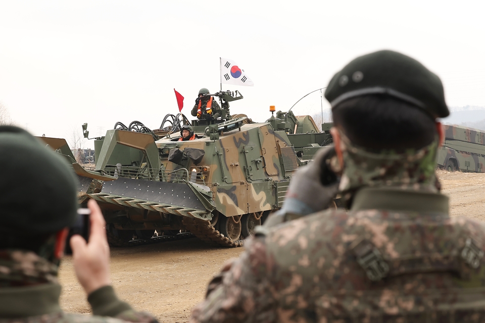 육군5공영반과 미2사단 한미연합사단이 20일 경기 연천군 석은소훈련장에서 한미연합 제병 협동 도하훈련을 전개하고 있다.