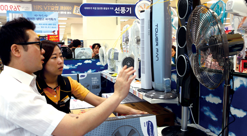 여름철 전력 수급 영향으로 절전에 대한 인식이 높아지면서 에어콘 판매량이 줄어든 반면 선풍기의 매출이 늘었다는 분석이다. 5월 31일 서울의 한 대형마트 가전 매장에서 고객이 선풍기를 고르고 있다.