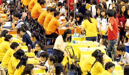 7월 11일 서울 성동구 한양대학교 올림픽체육관에서 열린 ‘2012 서울진로직업 박람회’에서 학생들이 진학, 진로상담과 대학생 멘토 상담을 하고 있다.