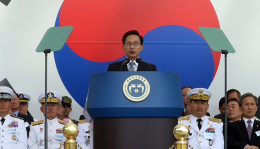 이명박 대통령이 26일 오전 계룡대에서 열린 건군 제64주년 국군의 날 기념식에 참석, 기념사를 하고 있다. (사진=저작권자 (c) 연합뉴스. 무단전재-재배포금지)