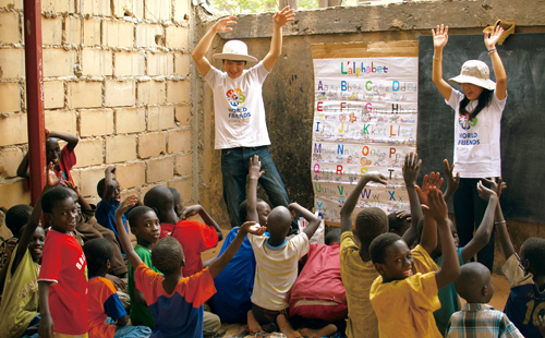 세네갈의 루가 지역에 파견된 코이카 단원들이 아이들에게 알파벳을 가르치고 있다. 코이카를 비롯한 공공기관에서 파견하는 단원들은 ‘월드프렌즈코리아(World Friends Korea)’의 이름으로 활동하고 있다.