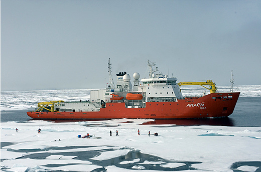 지난 8월 아라온호가 해빙연구 및 해양생물 연구 사업을 위해 북극해 인근에 정박 중에 있다.(사진=저작권자 (c) 연합뉴스.무단전재-재배포금지)