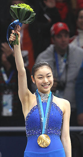 김연아가 2010년 밴쿠버 동계올림픽에서 아사다 마오를 꺾고 우승, 피겨 여왕에 올랐다.(사진=저작권자(c)연합뉴스.무단전재-재배포금지) 　　