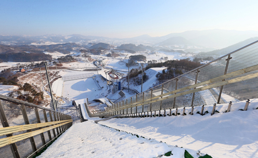 전 세계 지적 장애인들을 위한 국제 스포츠 대회인 2013 평창 동계스페셜올림픽이 오는 29일부터 2월 5일까지 강원도 평창과 강릉 일원에서 열린다. 사진은 평창 알펜시아 내 스키점프대에서 바라본 경기장. (사진=저작권자 (c) 연합뉴스. 무단전재-재배포금지)