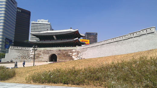 숭례문 동쪽과 서쪽에 각각 길이 53m와 16m의 성곽이 새로 생겼고 지반도 과거에 비해 30cm가량 낮아졌다. 