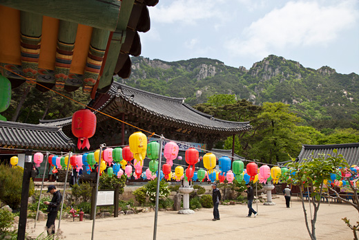 관룡산의 병풍바위를 배경삼아 자리잡은 관룡사 대웅전. 