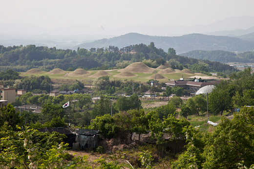 송현동 고분군에서 바라본 창녕박물관과 교동 고분군. 