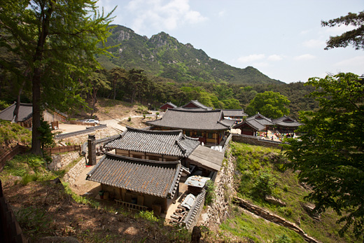 용선대로 가는 길목에서 굽어본 관룡사 전경. 