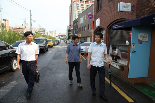 정병학 국민권익위원회 조사관이 철도진동 민원이 발생한 경의선 홍대입구역 인근에서 민원인들의 요구사항을 듣고 현장을 확인하고 있다.