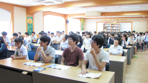 지난 10일 전남 신안군 도초중·고등학교에서 진행된 ‘낙도·오지 정보소외지역 취업컨설팅’에서 도서관을 가득 메운 학생들이 공직 채용 설명을 듣고 있다.