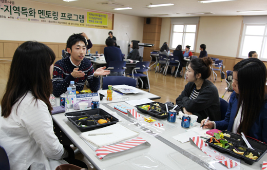 충남대 여대생커리어개발센터에서 멘토링 프로그램이 진행돼 지역 중견기업 인사담당자가 여학생들과 상담하고 있다.