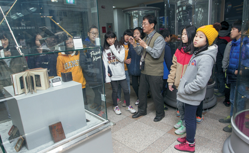 한국카메라박물관의 ‘옛날 카메라 & 3D입체 스마트사진 만들기’에 참여한 안양호계초등학교 학생들이 강사의 설명을 들으며 카메라들을 둘러보고 있다.