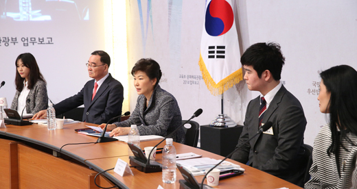 박근혜 대통령이 13일 경기도 안산시 서울예술대학교에서 열린 교육부와 문화체육관광부에 대한 ‘2014년도 교육·문화분야 업무보고’에서 인사말을 하고 있다.(사진=저작권자(c)연합뉴스.무단전재-재배포금지) 