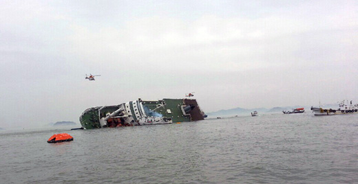 16일 오전 8시 58분께 전남 진도군 조도면 병풍도 북쪽 20km 해상에서 인천에서 제주로 항하다 사고로 침몰 중인 6천825t급 여객선 세월호 승객 구조작업이 펼쳐지고 있다. 해경 구난헬기 등이 동원됐다.(사진=저작권자(c)연합뉴스.무단전재-재배포금지)