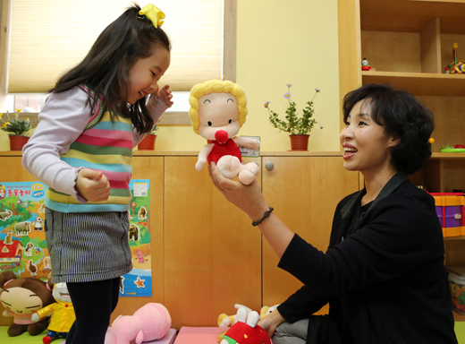 반디돌봄센터에서 공연예술인 한혜수 씨가 딸 장나은 양과 함께 연극놀이를 하고 있다.