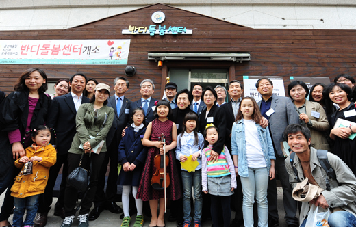 이날 참석한 유진룡 문화체육관광부 장관, 박정자 한국연극인복지재단 이사장, 김영종 종로구청장, 축하공연을 한 박지언 서울문화재단 영재바이올리니스트 등 주요내빈들과 기념촬영을 하고 있다. 