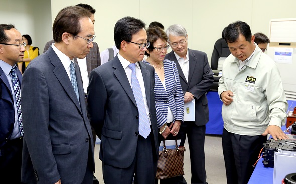 경제혁신 국민점검반이 인지컨트롤스 연구소를 방문해 제품들에 대한 설명을 듣고 있다. 