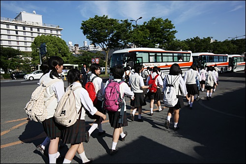 단체버스를 이용하기 위해 이동 중인 학생들 