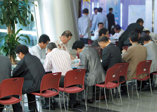 한국고용정보원은 사무직 퇴직자들이 재취업할 수 있도록 도와주는 ‘사무직 베이비부머 퇴직설계 프로그램’을 국내 기업들에 보급할 계획이다.한국고용정보원은 사무직 퇴직자들이 재취업할 수 있도록 도와주는 ‘사무직 베이비부머 퇴직설계 프로그램’을 국내 기업들에 보급할 계획이다.