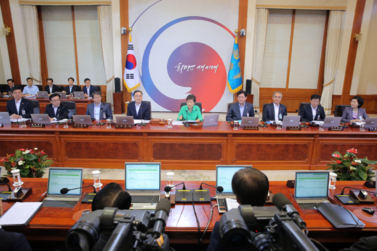 박근혜 대통령이 22일 오전 청와대에서 열린 국무회의에서 발언하고 있다. (사진=저작권자(c)연합뉴스.무단전재-재배포금지)