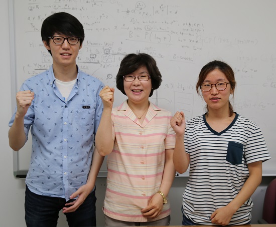 이향숙 수석부위원장과 김대준, 최소은 학생이 서울세계수학자대회의 성공을 기원하며 파이팅을 외치고 있다.