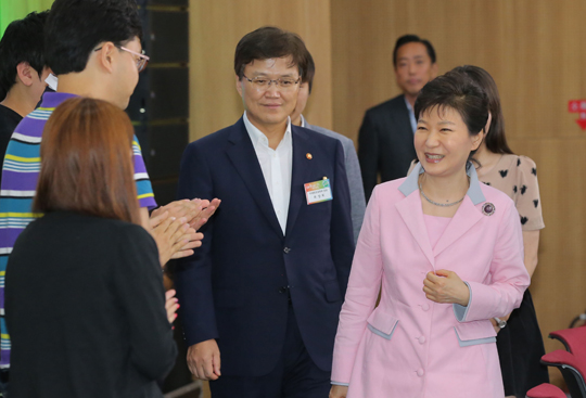 박근혜 대통령이 23일 오전 경기도 성남시 분당구 판교테크노밸리 공공지원센터에서 열린 소프트웨어중심사회 실현 전략보고회에 최양희 미래창조과학부 장관과 함께 입장하고 있다. (사진=저작권자 (c) 연합뉴스. 무단전재-재배포금지)