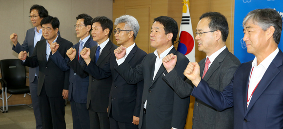 24일 오후 서울 광화문 정부서울청사에서 열린 한국축구혁신 특별전담팀(TF) 관련 기자회견에서 정부 관계자와 축구계 인사들이 한국 축구의 미래를 위한 혁신을 다짐하며 파이팅을 외치고 있다. (왼쪽부터) 최순호 대한축구협회 부회장, 권오갑 한국프로축구연맹 총재, 김휘 국민생활체육전국축구연합회장, 정몽규 대한축구협회장, 우상일 문화체육관광부 체육국장, 양재완 대한체육회 사무총장, 이용수 세종대 교수 겸 축구협회 기술위원장, 채재성 동국대 교수.(사진=저작권자 (c) 연합뉴스. 무단전재-재배포금지)