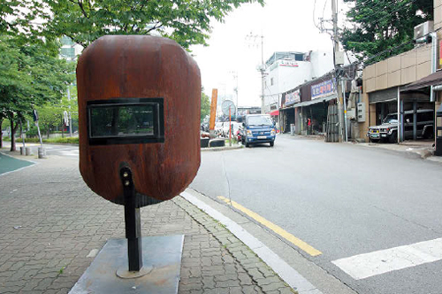 문래창작촌 입구에는 용접 마스크 모형의 작품 ‘바가지’가 반기고 있다.