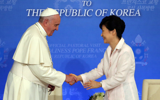 박근혜 대통령은 18일 오전 프란치스코 교황 집전으로 명동성당에서 열린 ‘평화와 화해를 위한 미사’에 참석했다. 방한 중인 프란치스코 교황과 박근혜 대통령이 지난 14일 청와대 영빈관에서 정상연설을 마친 뒤 악수하고 있는 모습. (사진=저작권자(c)연합뉴스.무단전재-재배포금지)　