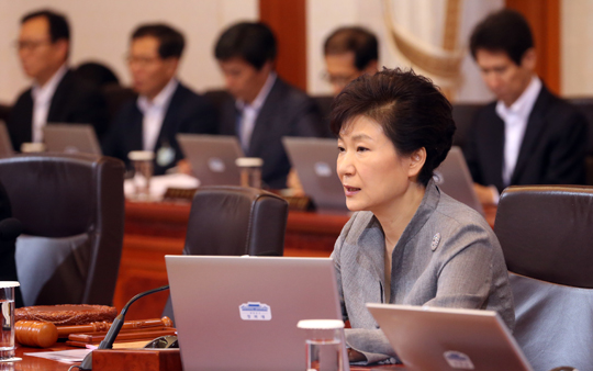 박근혜 대통령이 16일 오전 청와대에서 열린 국무회의에서 모두발언하고 있다. (사진=저작권자 (c) 연합뉴스. 무단전재-재배포금지)