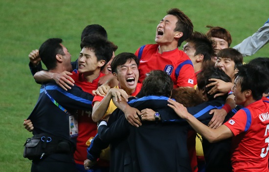 지난 2일 인천 문학경기장에서 열린 2014 인천아시안게임 축구 남자결승 한국-북한 경기에서 연장후반에 결승골을 터뜨린 임창우(가운데)가 동료들과 함께 환호하고 있다. (사진=저작권자(c)연합뉴스.무단전재-재배포금지)