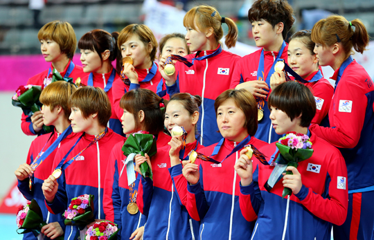 1일 인천 선학 핸드볼경기장에서 열린 2014 인천 아시안게임 여자 핸드볼 한국과 일본의 결승전에서 승리한 한국 선수들이 금메달을 받은 뒤 포즈를 취하고 있다. (사진=저작권자(c)연합뉴스.무단전재-재배포금지)