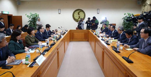 에볼라 바이러스 대응을 위해 아프리카에 보내기로 한 우리 보건 인력의 현지 파견 문제와 관련한 구체적인 방안을 논의하기 위한 외교부·보건복지부·국방부·한국국제협력단(코이카·KOICA) 등 관계부처 협의회가 20일 오후 서울 도렴동 정부서울청사 별관 외교부에서 열렸다.(사진=저작권자(c)연합뉴스.무단전재-재배포금지)