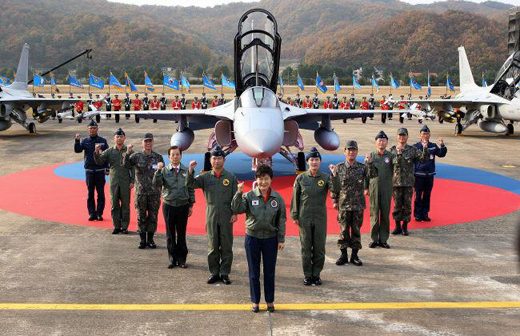 박근혜 대통령이 30일 강원도 원주 공군 제8전투비행단에서 열린 ‘국산전투기 FA-50 전력화 기념식’에 참석, FA-50 앞에서 참석자들과 함께 기념촬영을 하고 있다.(사진=국방일보)　