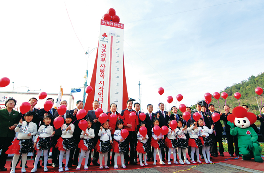 11월 19일 전남 목포시 옥암동 전남도청 입구 사거리에서 전남지역 ‘사랑의 행복 온도탑’ 제막식이 열렸다. 전남사회복지공동모금회는 올해 모금 목표액을 69억5천만원으로 정해 16년 연속 섭씨 100도 달성에 도전한다.