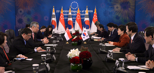 박근혜 대통령과 리센룽 싱가포르 총리가 11일 오후 부산 해운대구 한 호텔에서 정상회담을 하고 있다. (사진=저작권자(c)연합뉴스.무단전재-재배포금지)