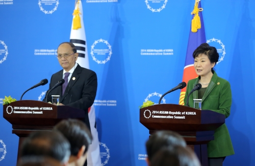  박근혜 대통령과 아세안 의장국인 미얀마의 테인 세인 대통령이 12일 오후 부산 벡스코에서 열린 한·아세안 특별정상회의 공동 기자회견에서 공동성명을 발표하고 있다.(사진=저작권자(c)연합뉴스.무단전재-재배포금지)　　