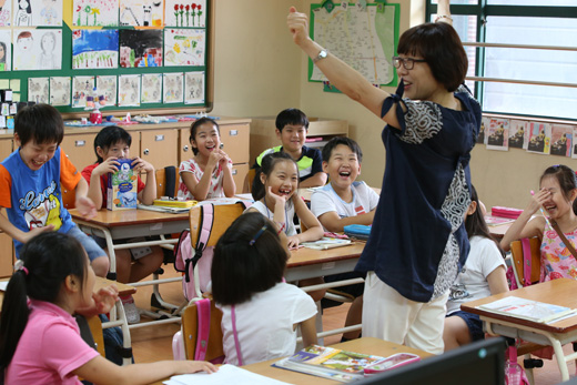 19일 오전 개학을 맞은 서울 교동초등학교에서 3학년 학생들이 담임 선생님의 여행담을 들으며 즐거워하고 있다.