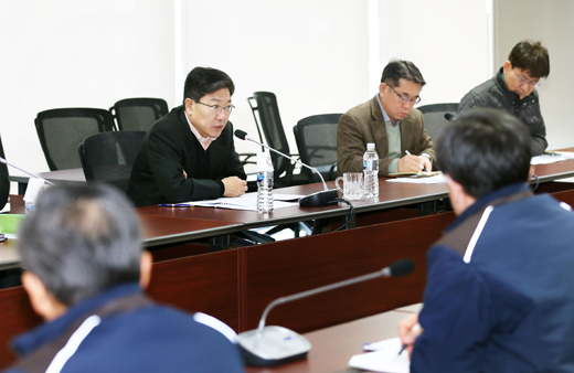 윤상직 산업통상자원부 장관이 20일 오전 서울 삼성동 한국수력원자력 대회의실에서 문재도 산업통상자원부 2차관, 조 석 한국수력원자력 사장 등 산업부와 한수원 관계자 20여명이 참석한 가운데 열린 ‘원전자료유출 관련 사이버 위기대응 긴급 점검회의’를 주재하고 있다.(사진=저작권자(c)연합뉴스.무단전재-재배포금지) 