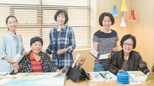 그저 그림 그리는 게 좋아 삼삼오오 모인 수채화 동호회 ‘무지개’ 회원들. 매주 화요일은 문화원에서, 수요일은활 문생화센터에서 서로의 꿈을 공유한다.