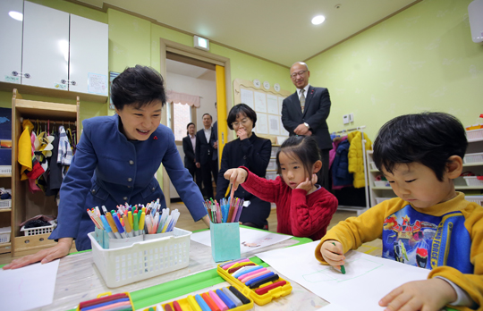  박근혜 대통령이 29일 오전 인천시 남동구 푸른숲 어린이집을 방문, 문형표 보건복지부 장관과 수업을 참관하고 있다. (사진=저작권자 (c) 연합뉴스. 무단전재-재배포금지) 